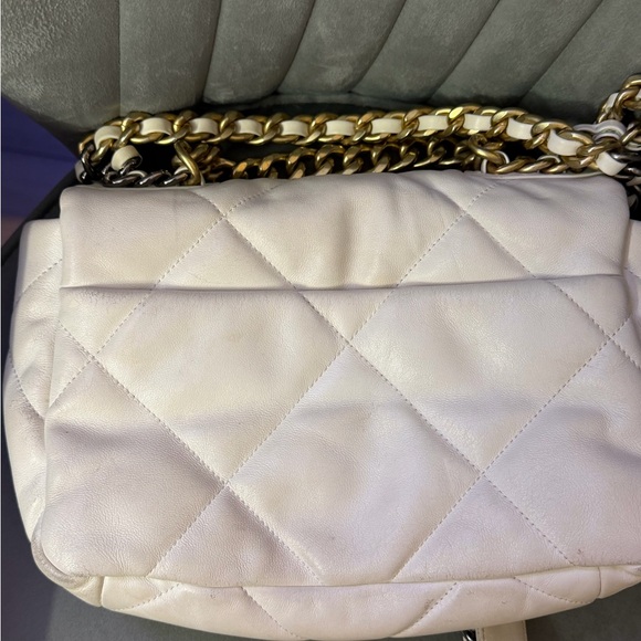 Chanel 19 White Quilted Leather Bag - Picture 6 of 12